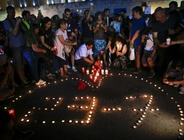 Συγκινητικές εικόνες από τη συγκέντρωση μνήμης για τα θύματα των πυρκαγιών στο Σύνταγμα (φωτό-βίντεο)